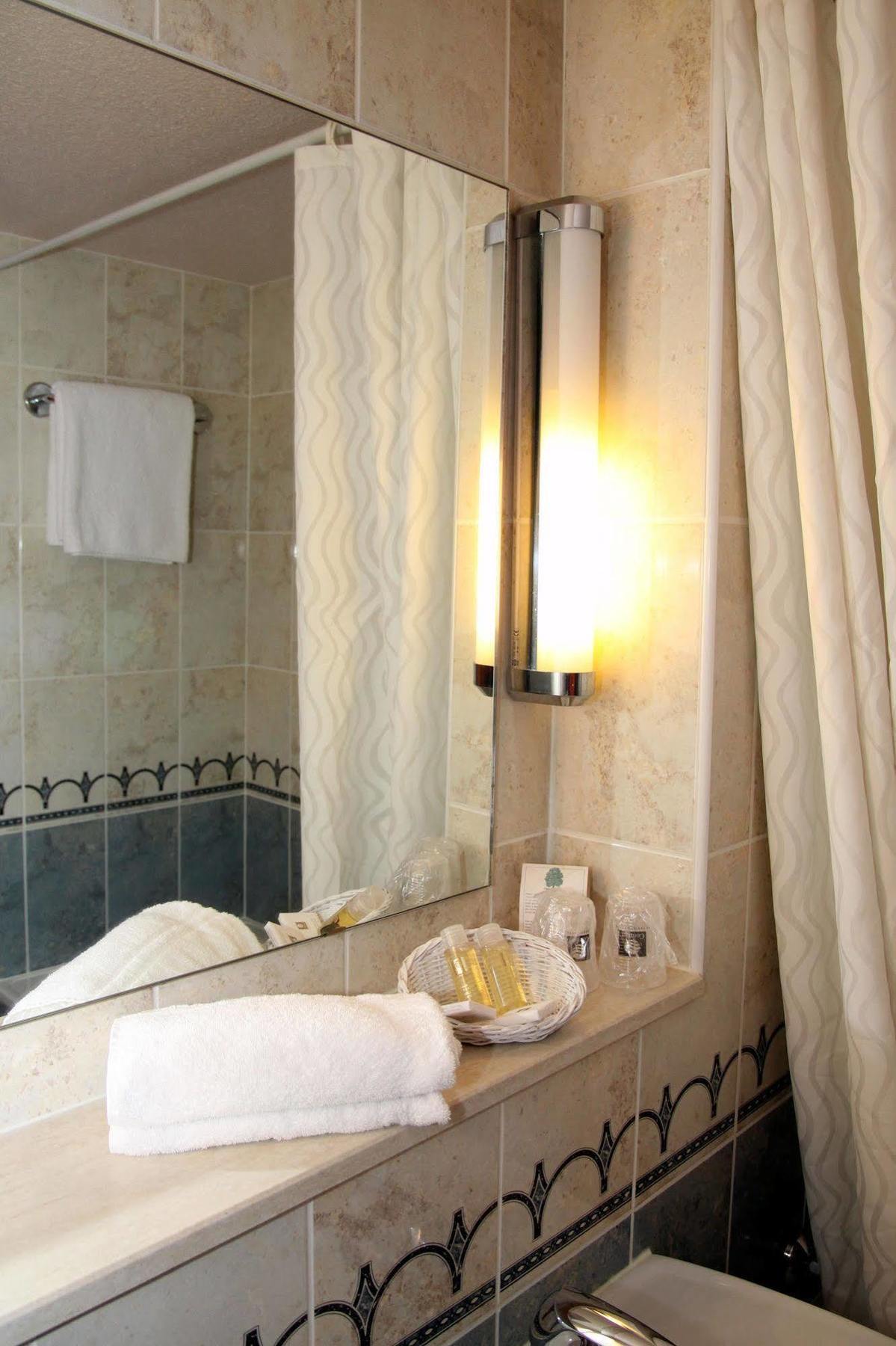 Hotel Des Arcades De - Grand Paris Sud 3*