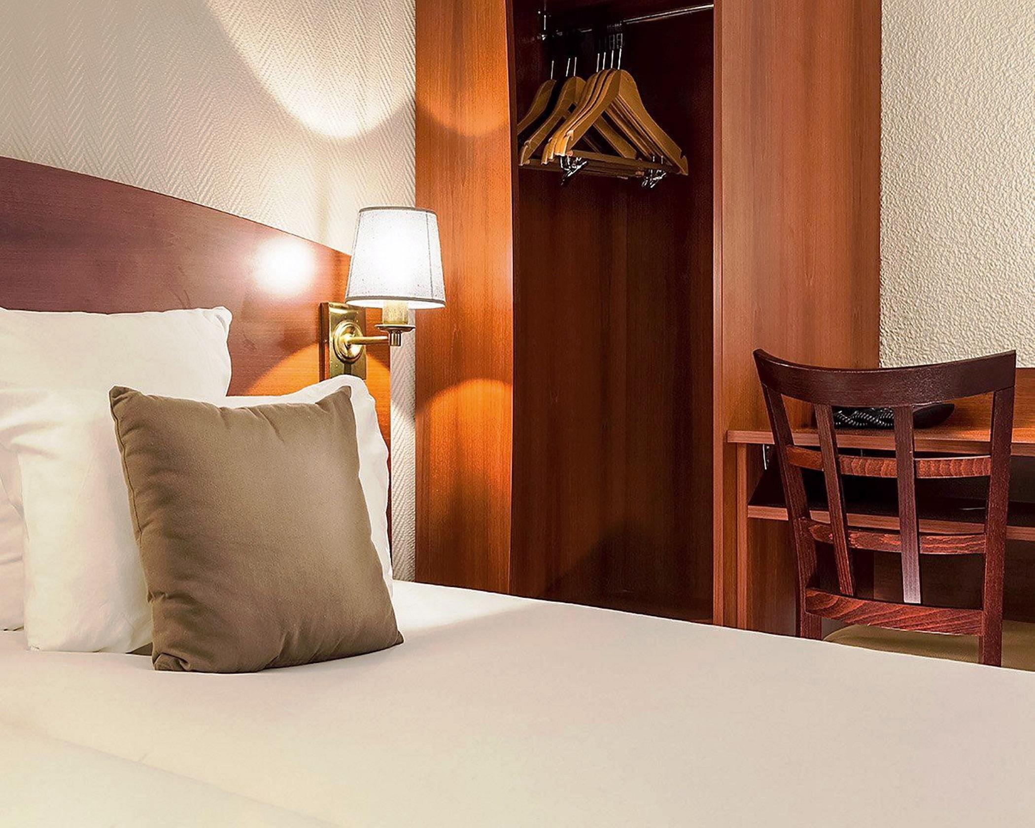 Hotel Des Arcades De - Grand Paris Sud 3*